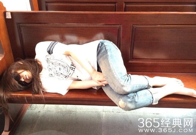 导演不易做！46岁伊能静片场啃面包睡长椅