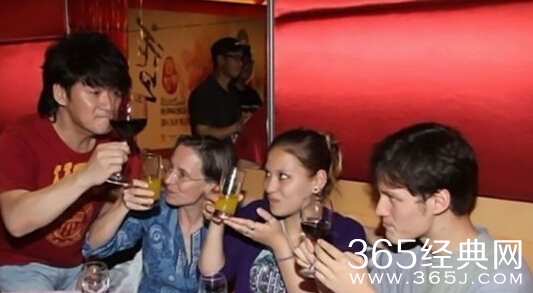 周华健妻子康梓兰近照曝光 康梓兰年龄比周华健大多少岁