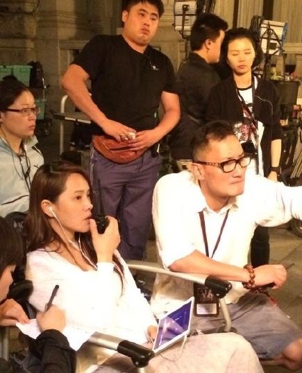 导演不易做！46岁伊能静片场啃面包睡长椅