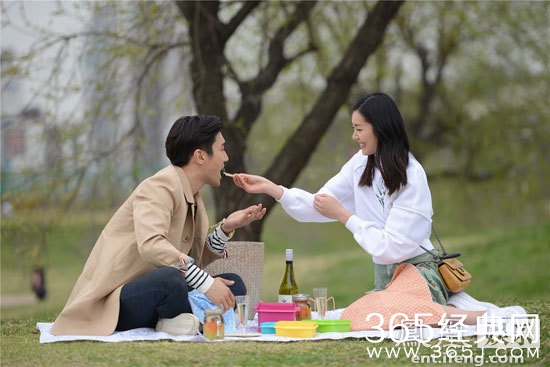 《我们相爱吧》“高海拔夫妇”刘雯崔始源樱花下野餐漫步组图