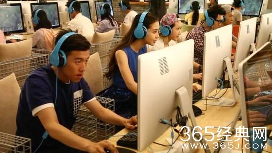 Angelababy现身网吧被拍 头戴耳机神情专注