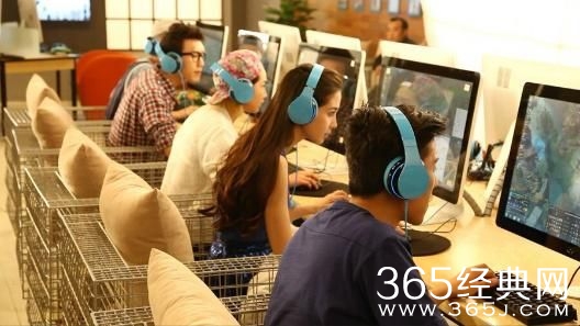 Angelababy现身网吧被拍 头戴耳机神情专注