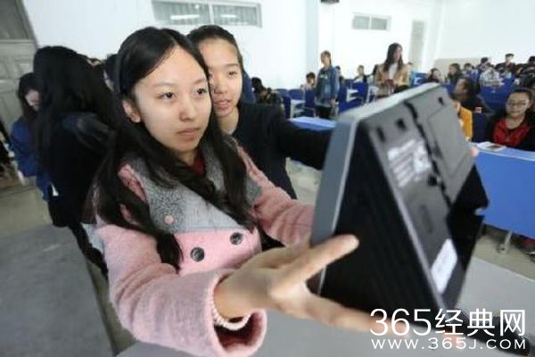 大学生刷脸上课