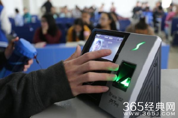 大学生刷脸上课