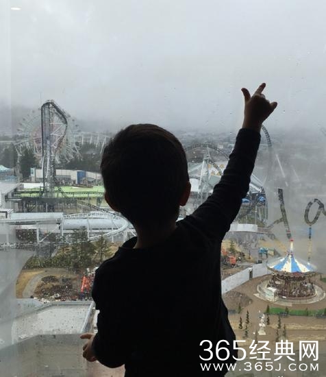 邓超被等等喂酱油