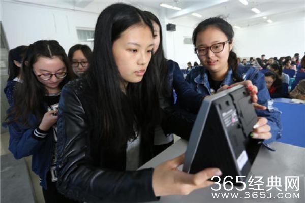 大学生刷脸上课