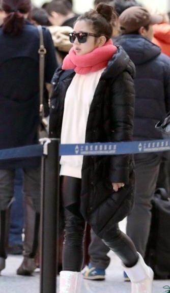 何洁携子现身机场 面容憔悴蹲地休息