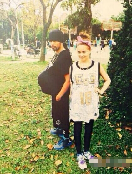 21岁昆凌孕后现身时尚活动 扮相优雅小腹微隆起