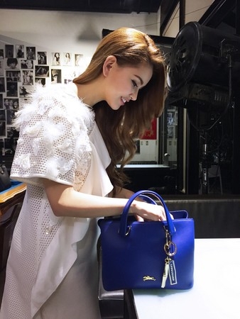 21岁昆凌孕后现身时尚活动 扮相优雅小腹微隆起