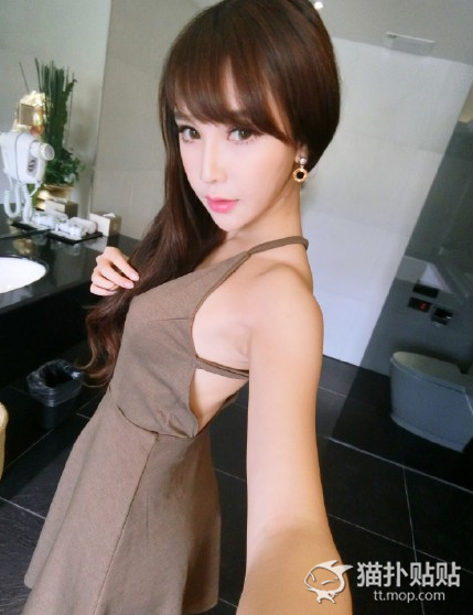 校花Gabby化身足球宝贝 力挺梅西冲刺400球