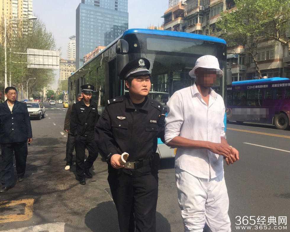 老外南京公交车上撒尿被带走