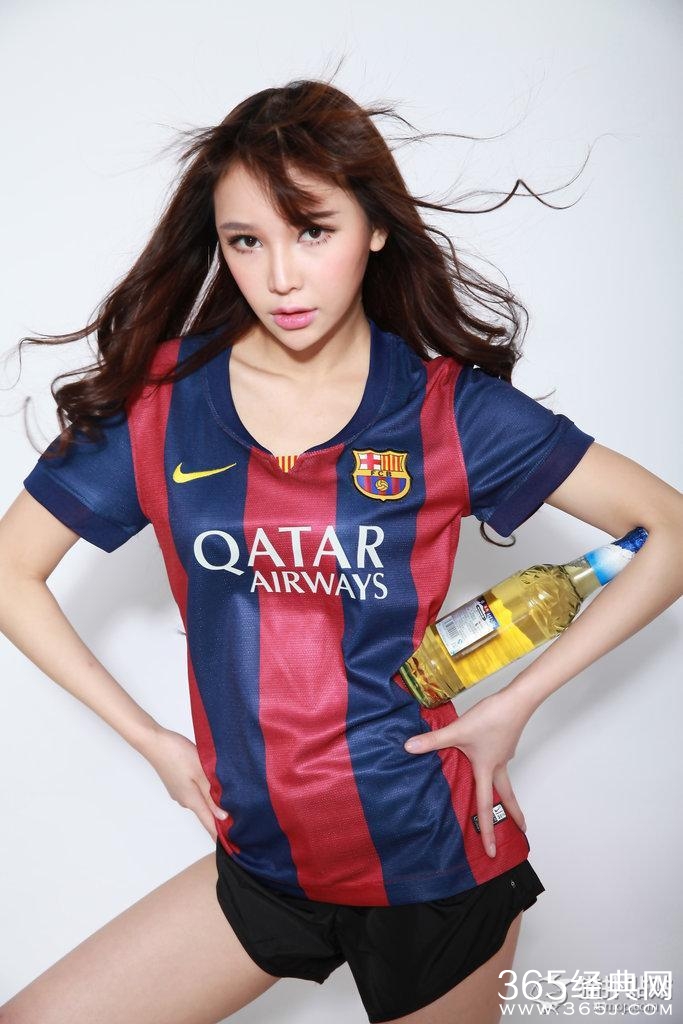 校花Gabby化身足球宝贝 力挺梅西冲刺400球