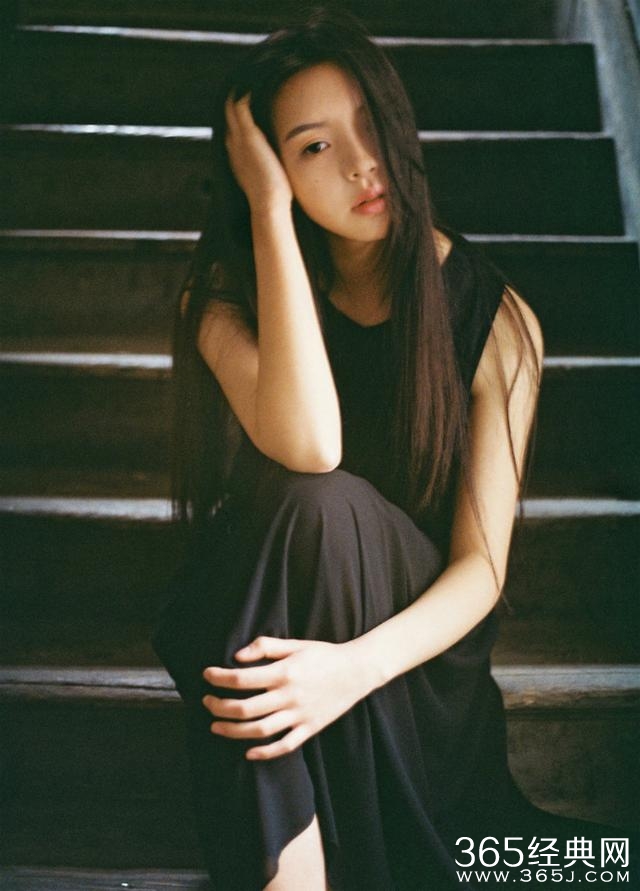 唯美的图片：一个不经意，你的笑容就成了谁的整个世界。