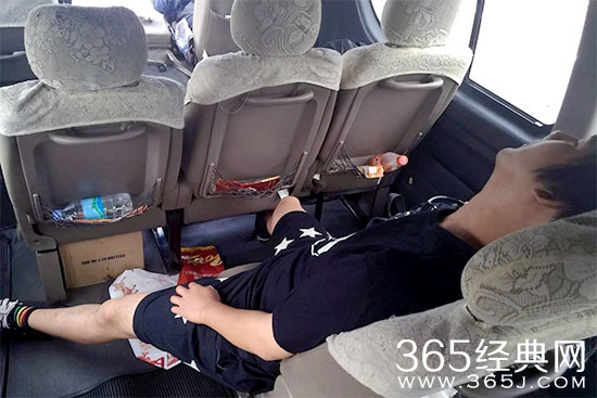 《前往世界的尽头》大张伟录节目嚼树根数次作呕 不堪重负中暑昏迷