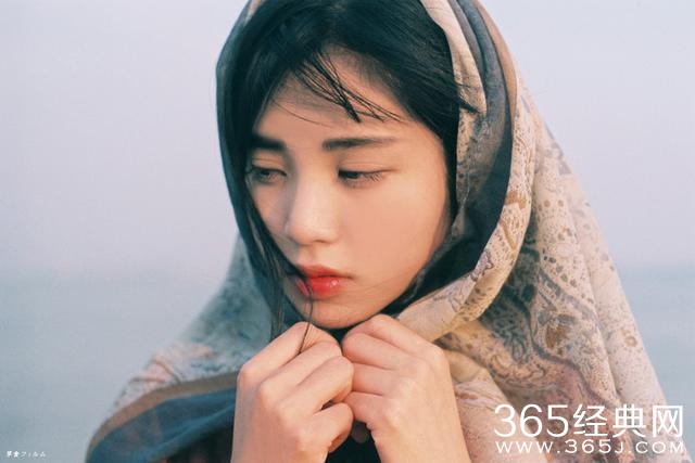 唯美的图片：一个不经意，你的笑容就成了谁的整个世界。