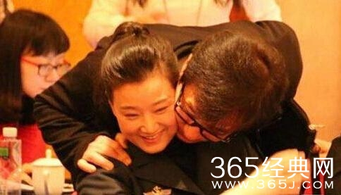 成龙晒紧搂杨紫琼合影 尺度赛过抱宋祖英