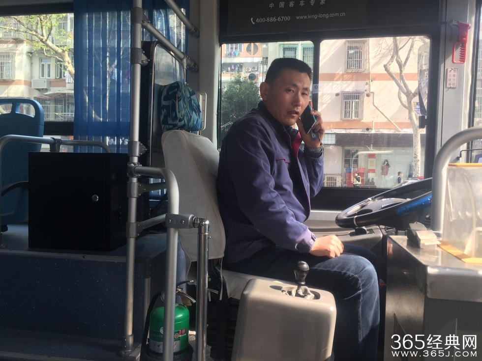 老外南京公交车上撒尿被带走