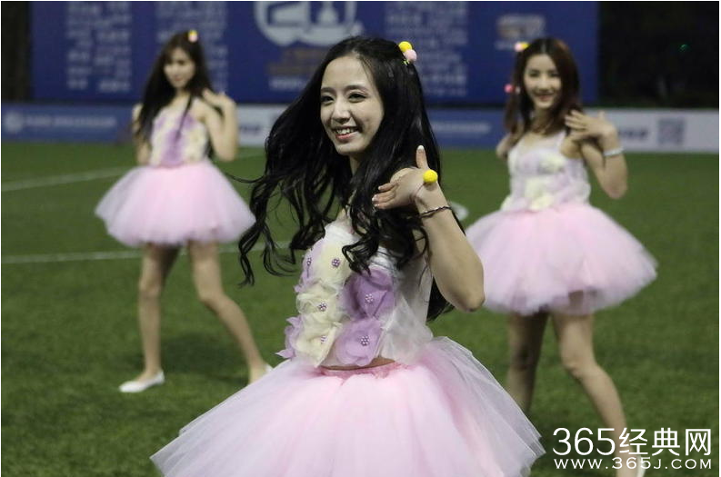 申花宝贝似佟丽娅，热舞活力四射