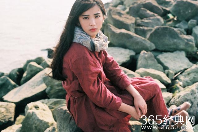 唯美的图片：一个不经意，你的笑容就成了谁的整个世界。