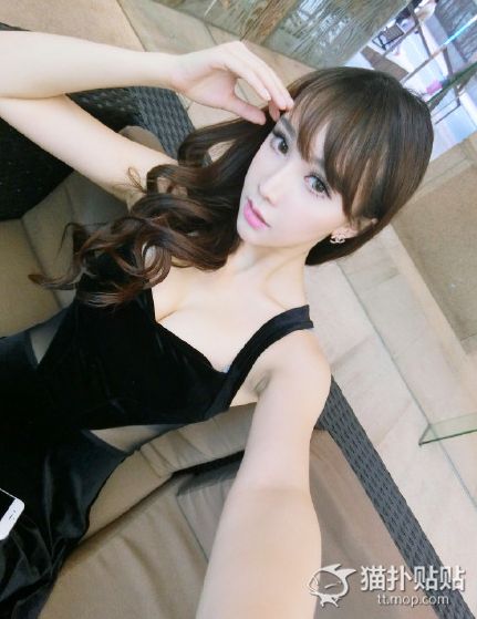 校花Gabby化身足球宝贝 力挺梅西冲刺400球