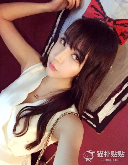 校花Gabby化身足球宝贝 力挺梅西冲刺400球