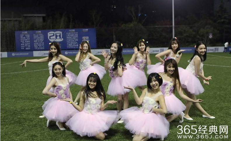 申花宝贝似佟丽娅，热舞活力四射