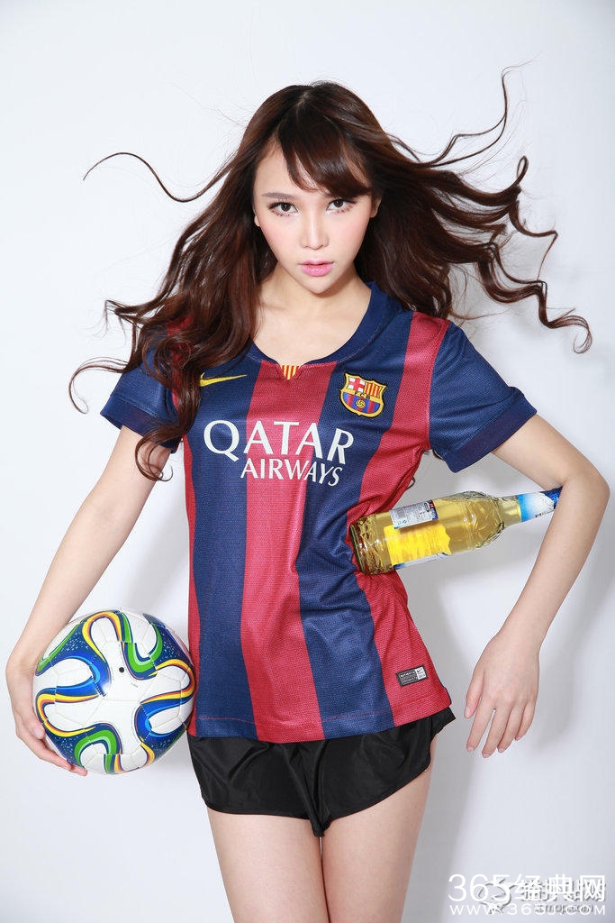 校花Gabby化身足球宝贝 力挺梅西冲刺400球