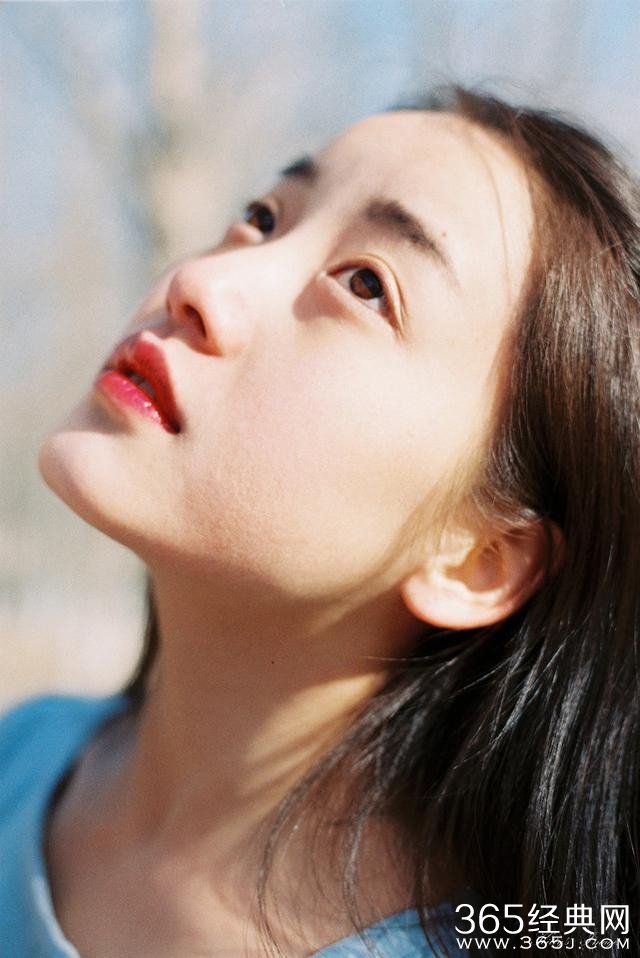 唯美的图片：一个不经意，你的笑容就成了谁的整个世界。