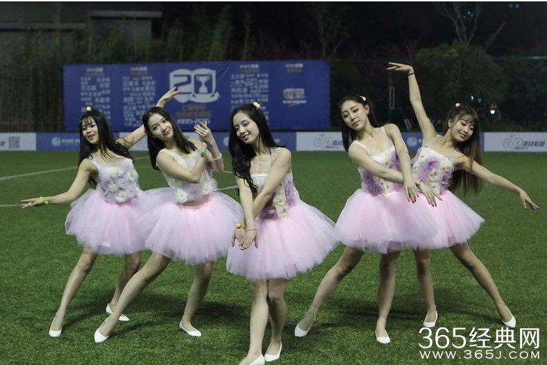 申花宝贝似佟丽娅，热舞活力四射