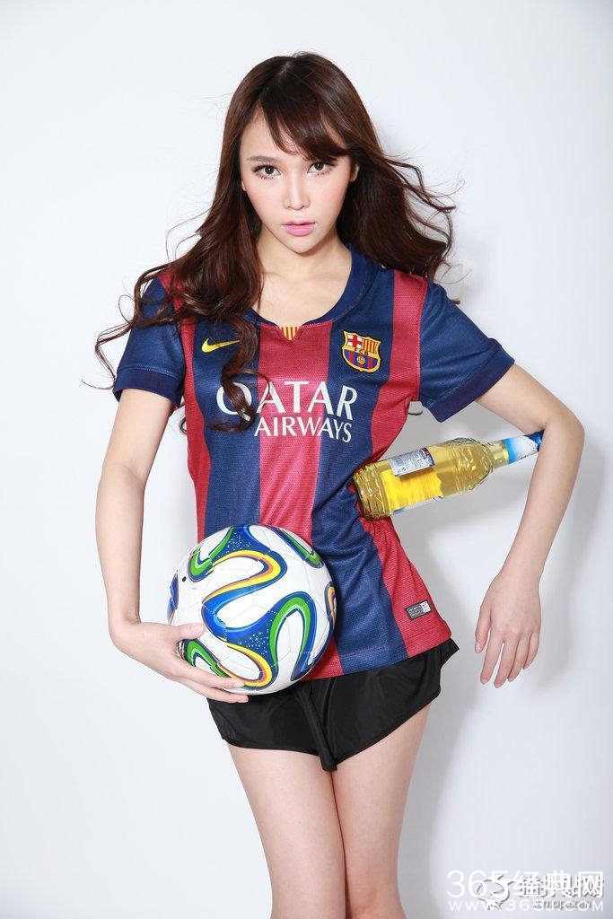 校花Gabby化身足球宝贝 力挺梅西冲刺400球