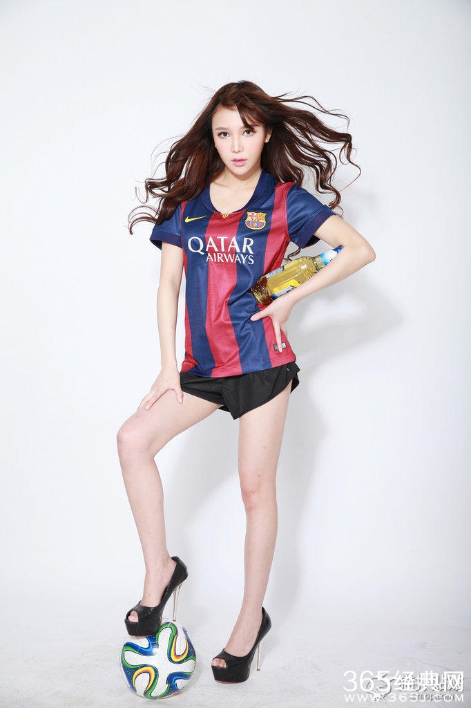 校花Gabby化身足球宝贝 力挺梅西冲刺400球