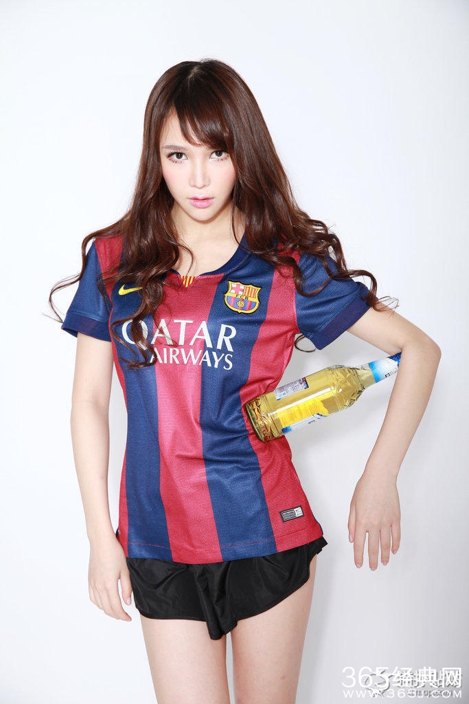 校花Gabby化身足球宝贝 力挺梅西冲刺400球