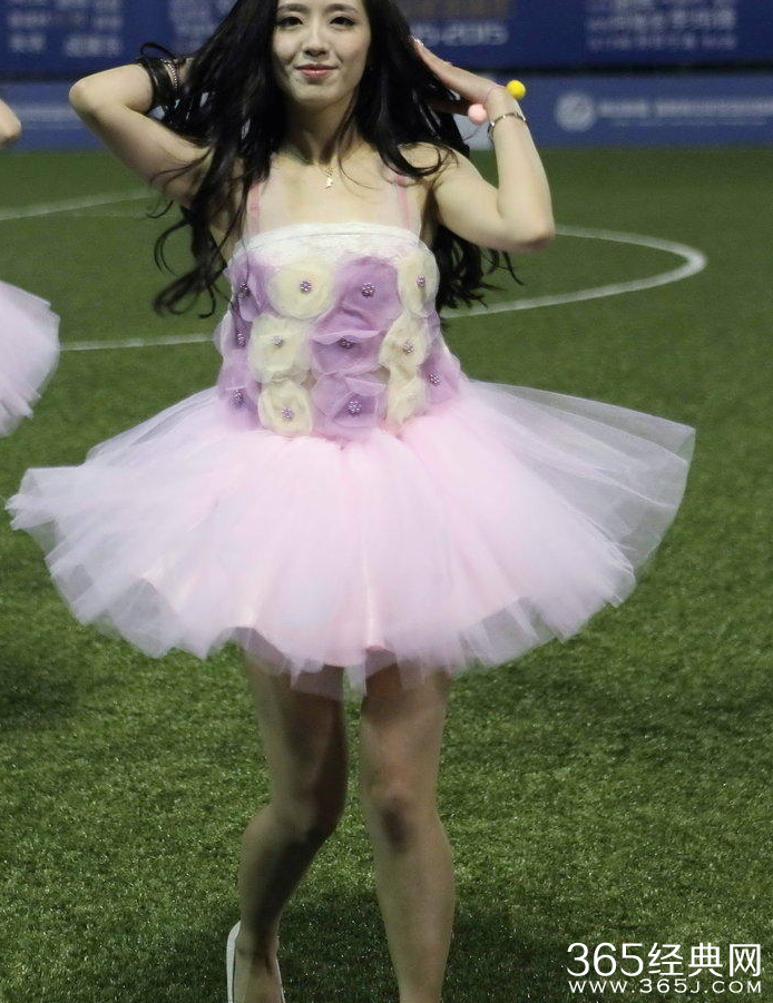 申花宝贝似佟丽娅，热舞活力四射