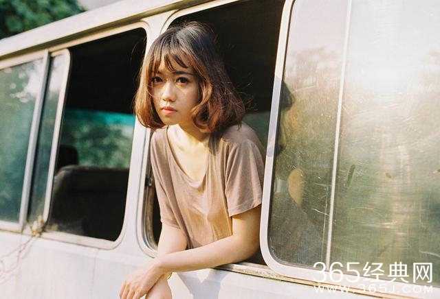 唯美的图片：一个不经意，你的笑容就成了谁的整个世界。