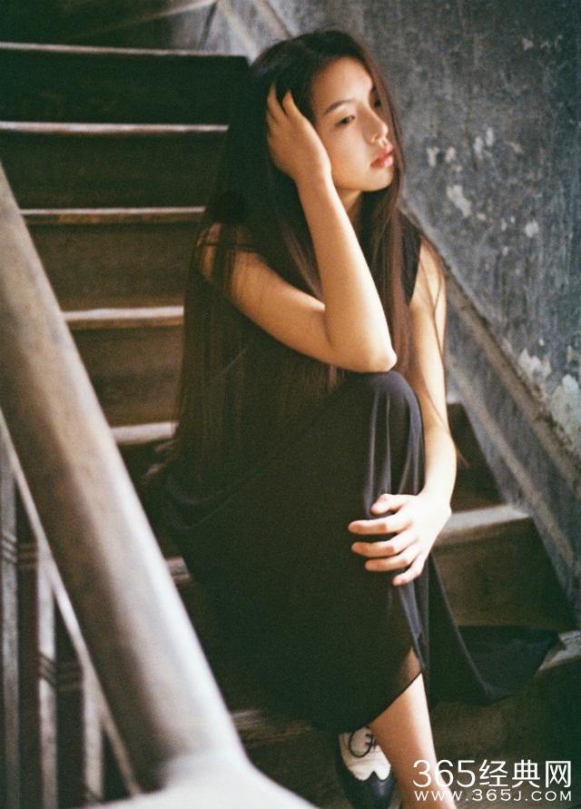 唯美的图片：一个不经意，你的笑容就成了谁的整个世界。