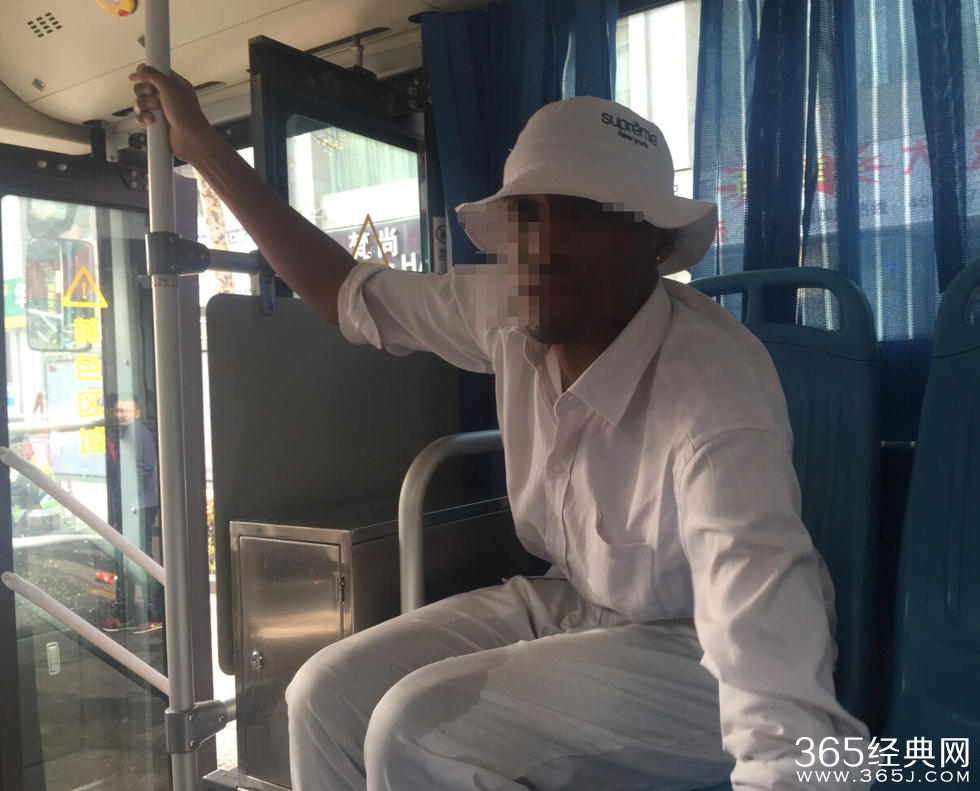 老外南京公交车上撒尿被带走