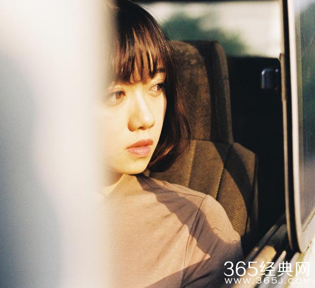 唯美的图片：一个不经意，你的笑容就成了谁的整个世界。