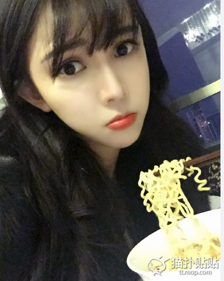 校花Gabby化身足球宝贝 力挺梅西冲刺400球