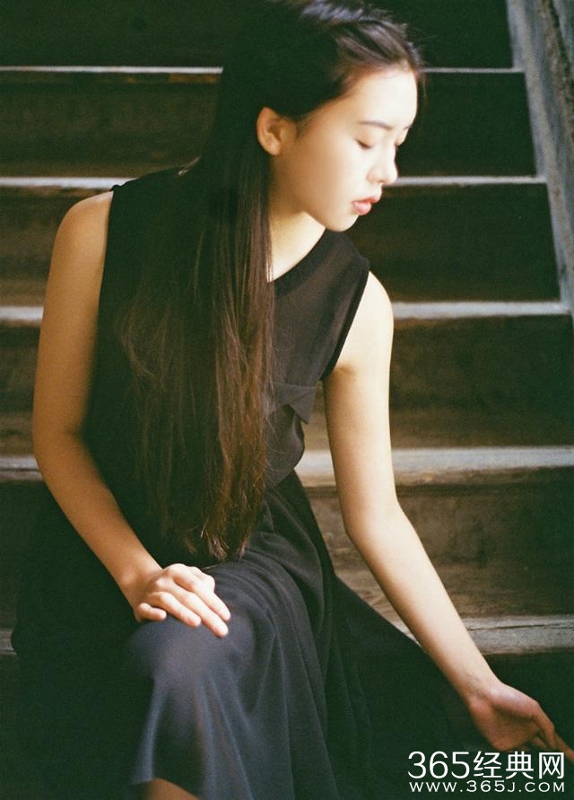 唯美的图片：一个不经意，你的笑容就成了谁的整个世界。