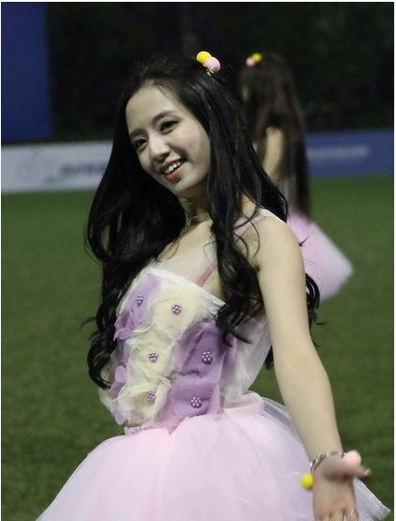 申花宝贝似佟丽娅，热舞活力四射