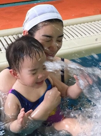 黄奕晒与女儿游泳照 前夫打脸：照片是旧的！