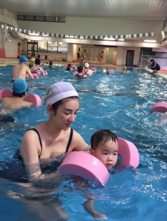 黄奕晒与女儿游泳照 前夫打脸：照片是旧的！