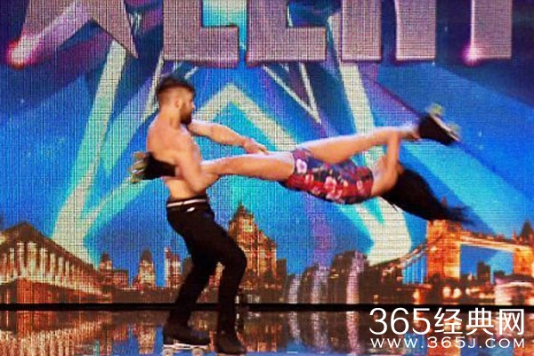 《英国达人秀》男子半裸抱腿甩妹妹 评委看呆