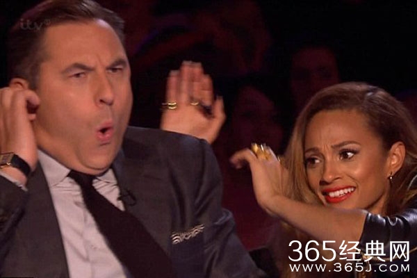 《英国达人秀》男子半裸抱腿甩妹妹 评委看呆