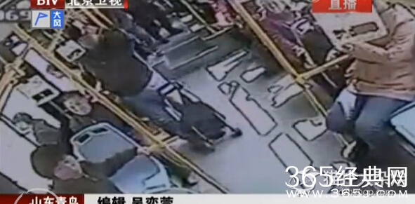 实拍大妈公交车上玩假摔 乘客帮忙被反咬