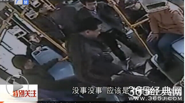 实拍大妈公交车上玩假摔 乘客帮忙被反咬