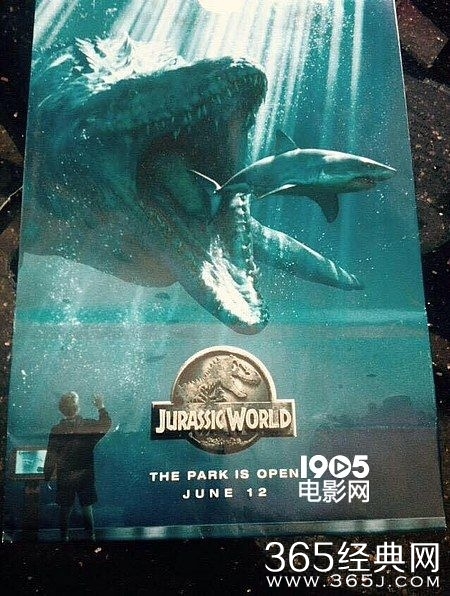 《侏罗纪世界》曝新海报 沧龙张血盆大口吞噬大白鲨