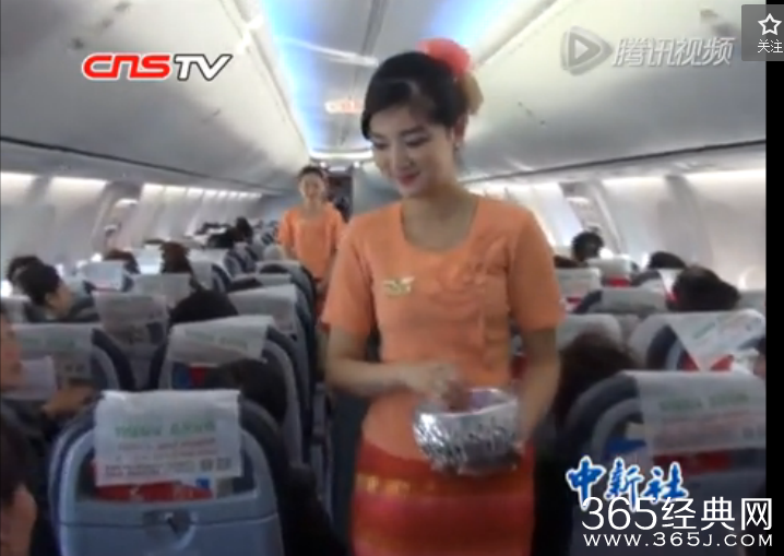 云南空姐向乘客玩泼水，万米高空体验傣族风情