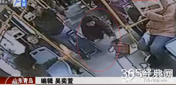 实拍大妈公交车上玩假摔 乘客帮忙被反咬