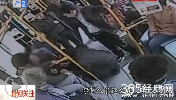 实拍大妈公交车上玩假摔 乘客帮忙被反咬